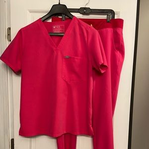 Figs shocking pink size large